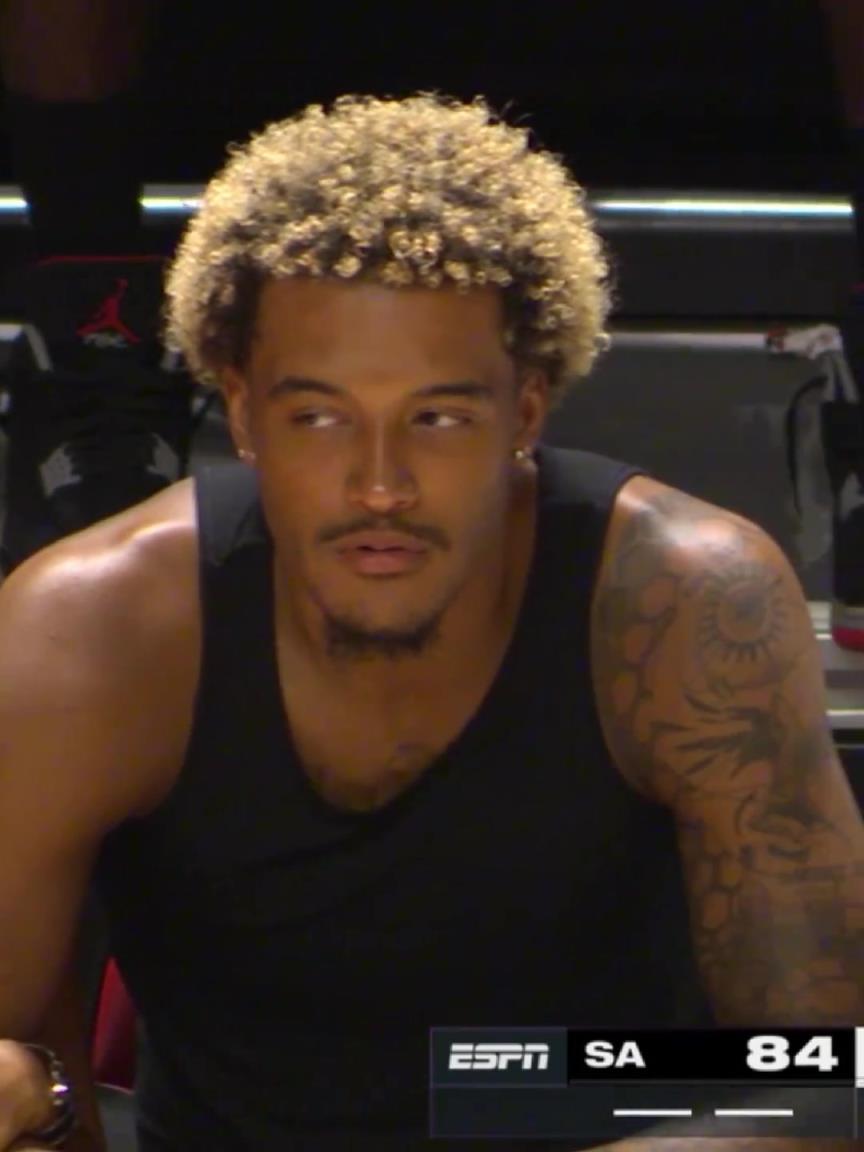 马刺众将观看夏联！兄弟们都一个人怎么就索汉你小子带个女朋友！