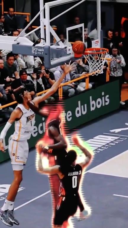 可怕的身体天赋！！文班亚马这个负角度上篮属实离谱