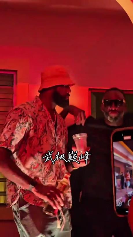 嗨起来！詹姆斯和追梦-格林一块喝酒狂欢~