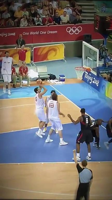 另类高光？小加索尔一球同时被詹姆斯&韦德&科比三人同时封盖！