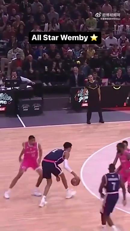 这天赋看得想爆粗！2米24的文班亚马一人运球戏耍三个后卫