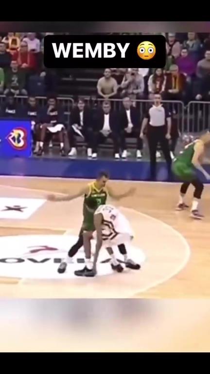 柔韧性也是天赋！文班亚马摔的瞬间有点吓人，不过马上站起来！