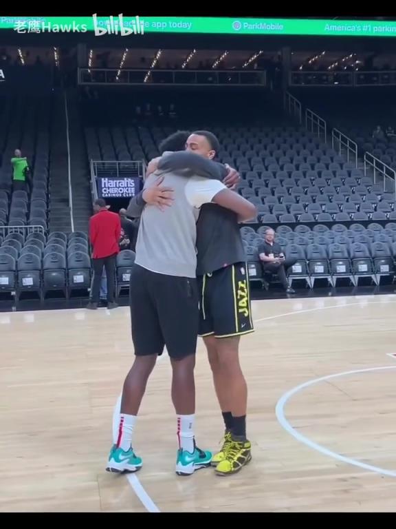 和博格丹重聚了！此前柯林斯回老鹰主场，和兄弟们互动！