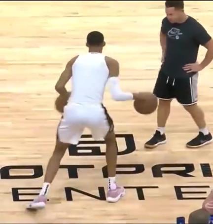 文班这个双手控球视频在外网火了！这身体协调性真好啊！