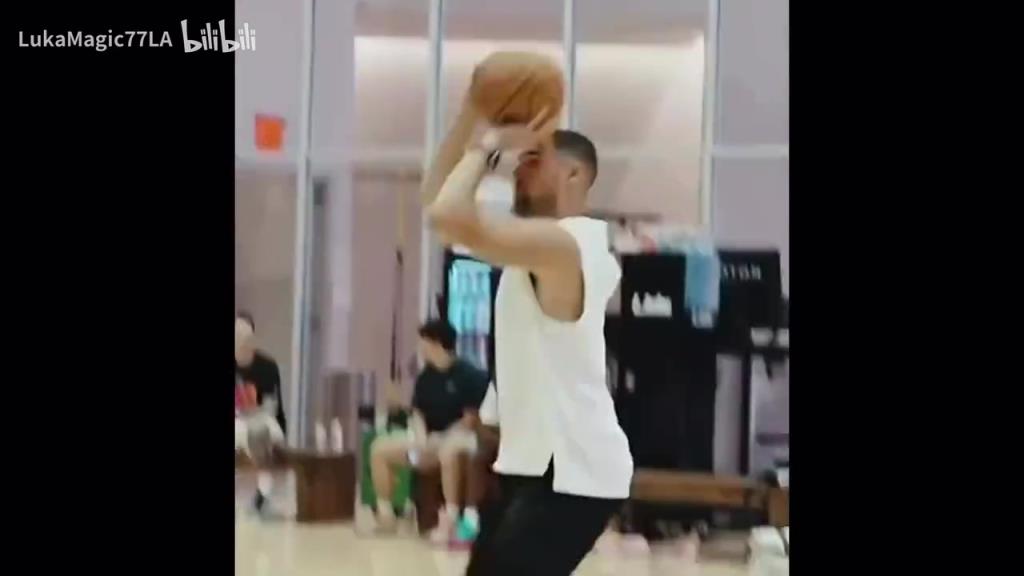 至臻化境！克莱在训练中用左手连续命中10个三分！