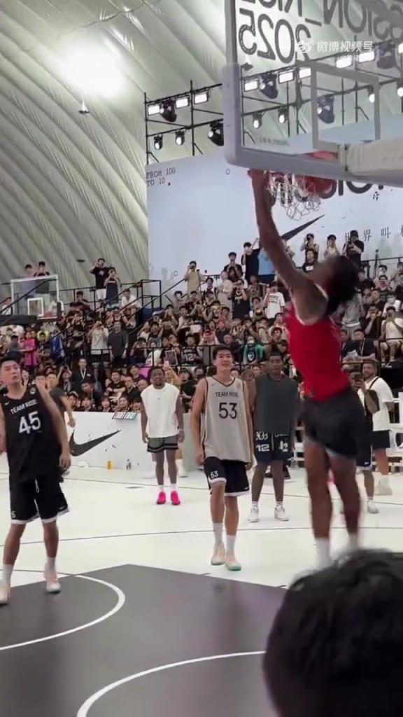 莫兰特刚抵达中国就上演逆天扣篮引得现场球迷惊呼连连！！