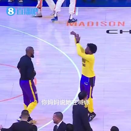对队友母亲太过熟悉！布朗尼正在投篮，詹姆斯走过来提醒：你妈找你！