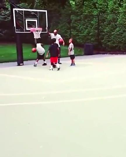 年幼布朗尼暴虐小朋友！当年的詹姆斯：不能让他暴打小朋友了