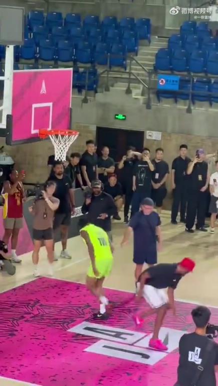太危险了！！莫兰特中国行想展现扣篮，结果场地有点滑，差点摔倒