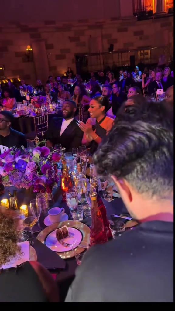 这场合克莱明显没有女友梅根放得开