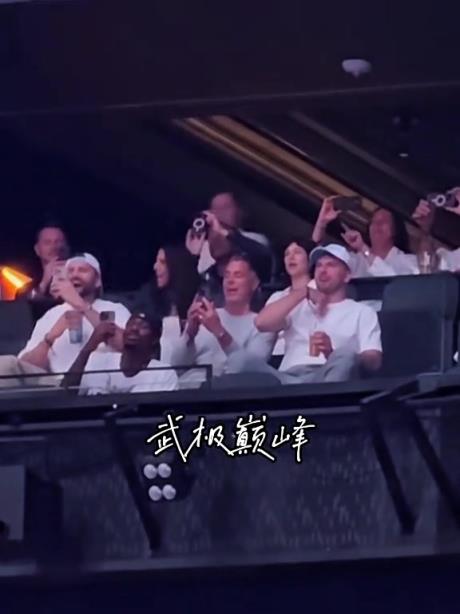 地位彰显！佩林卡带着东契奇观看后街男孩演唱会