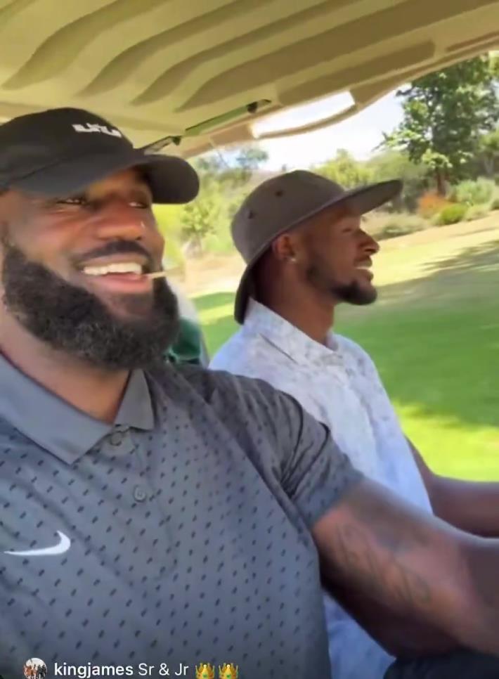 休赛期享受生活！老詹和队友布朗尼一起去打高尔夫