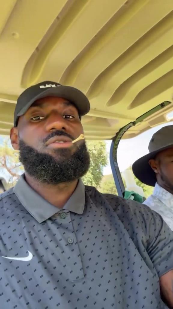 父子再同台！老詹带着布朗尼一起打高尔夫