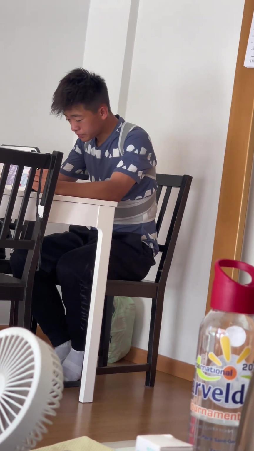 硬核~邝兆镭家人放出学西班牙语片段，这口音听起来好有趣