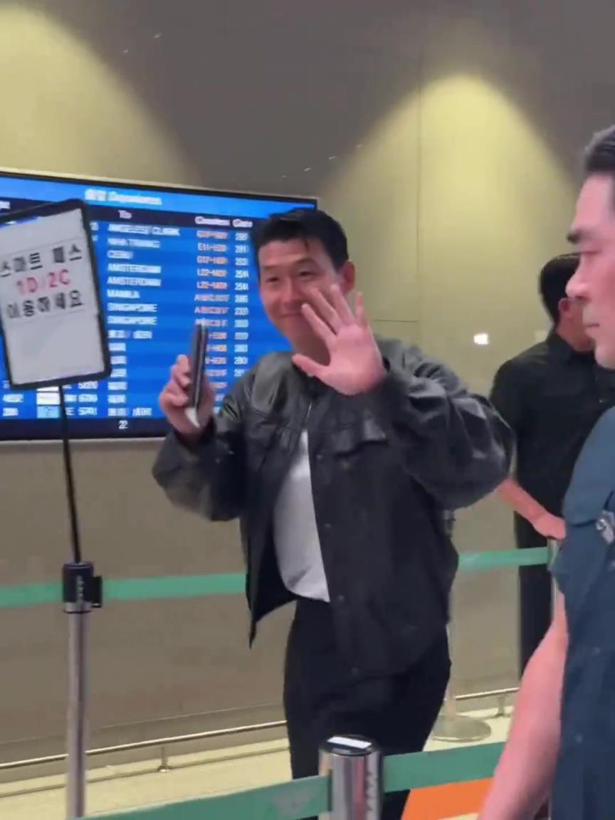 孙兴慜被拍到现身机场，这是要起飞去洛杉矶找洛里了嘛