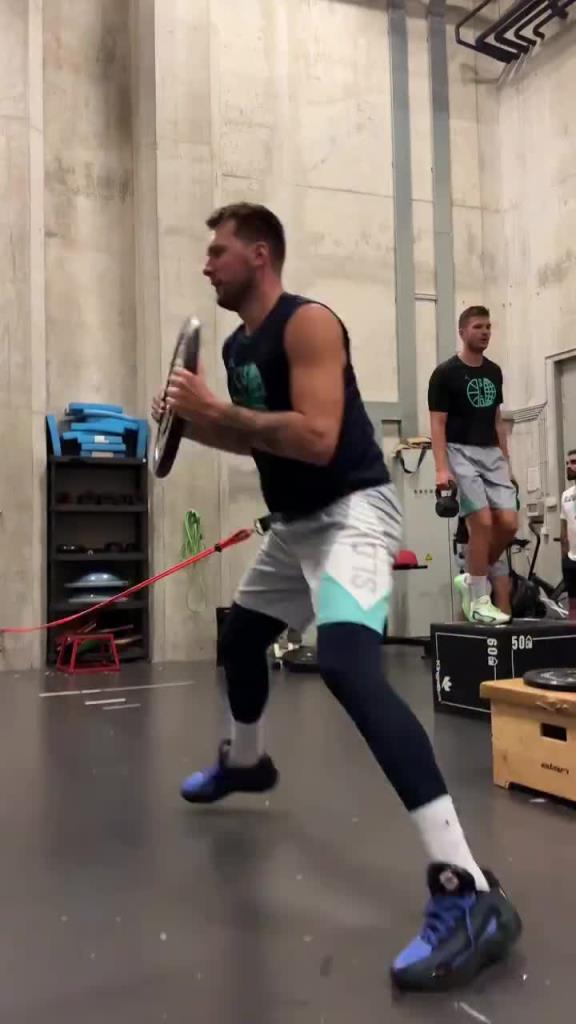 持续进步！东契奇抵达国家队训练！