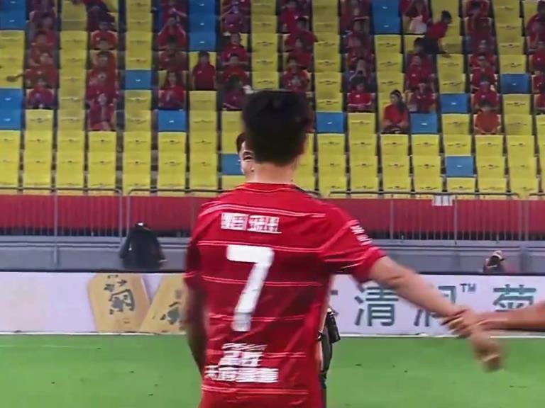 面对世豪的鼓掌，卡牌大师马宁慢一秒都是对南博赛文的不尊重