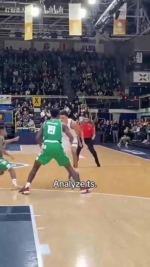 外星人！来自2米24的持球变向单打！感觉进不进全看文班的手感！