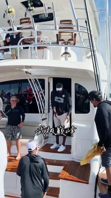 “篮球之神的气场～迈克尔乔丹钓鱼归来引现场轰动”