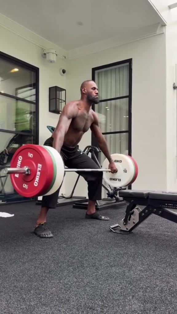 顶级自律！詹姆斯在家健身