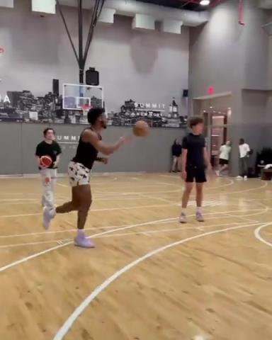 詹家父子仨合练，布朗尼这弹跳越来越变态了