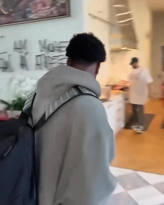 太像了！转过头那一刻，简直就是幼詹啊