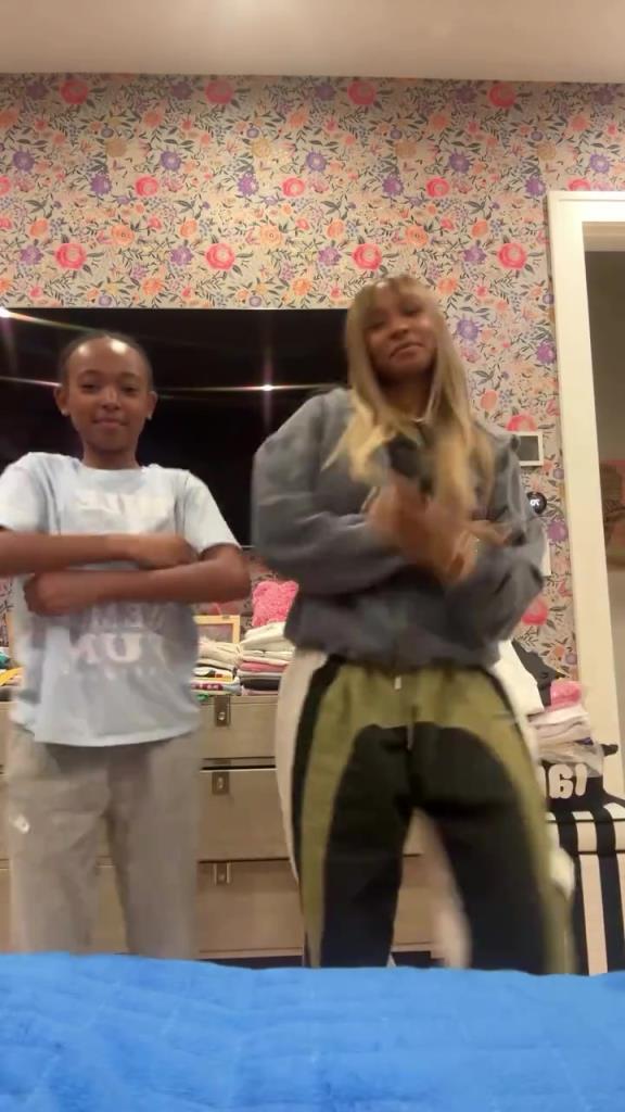 刘海显年轻！詹嫂新发型和小女儿朱莉一起跳舞