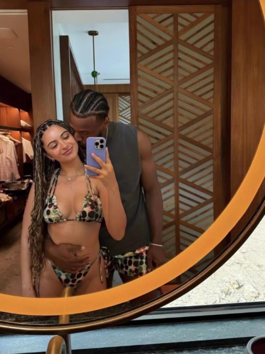 挺会玩！布朗尼和穿比基尼的女友自拍，穿的甚至是情侣色