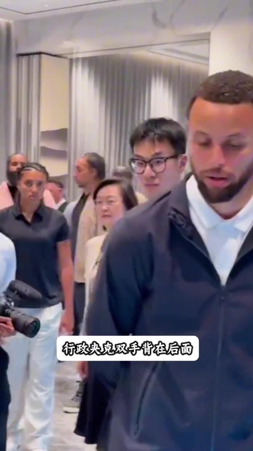 真有那味了！库里这身行政夹克穿着怎么厅里厅气的
