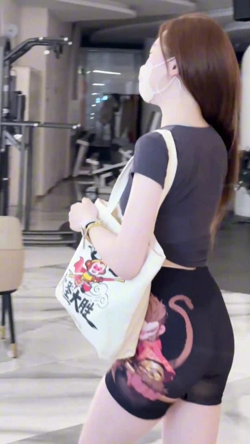 啊？苏超媛身材是真好，还穿了个美猴王裤子来支持连云港