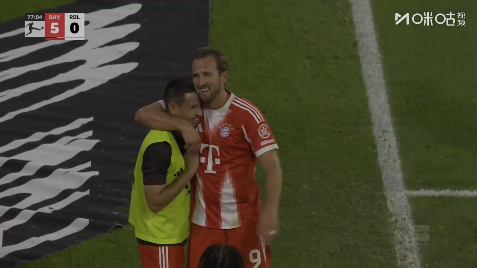 首轮惨案杀疯了！凯恩小角度打门破门戴帽！拜仁6-0莱比锡