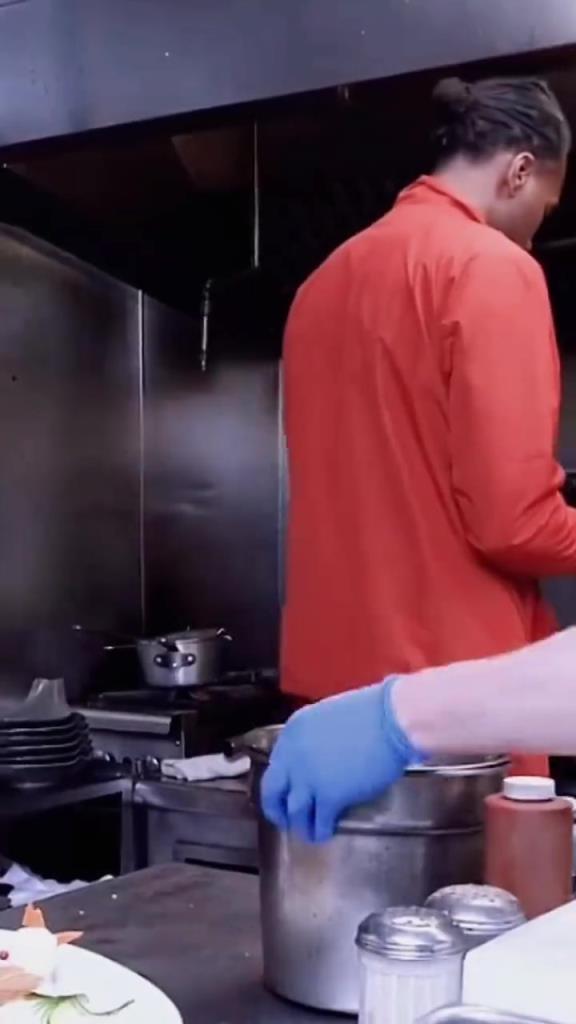 炒菜机器人上线！小卡展示厨艺，做了一道中国菜！