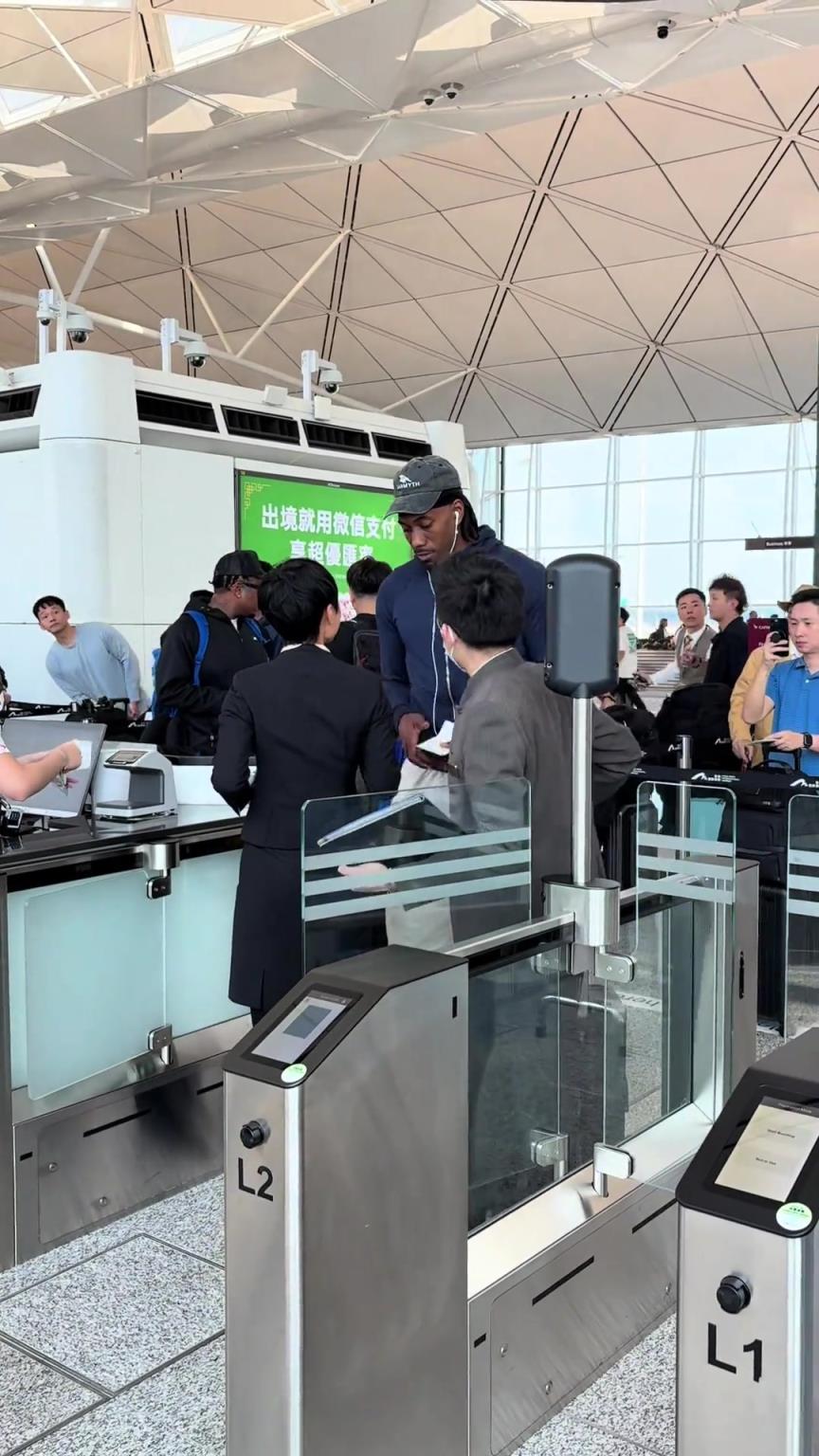 球迷：香港机场偶遇去成都做活动的小卡 人又帅又儒雅随和