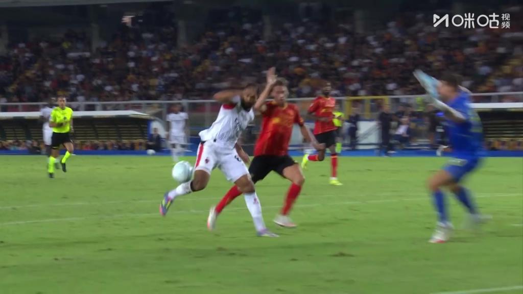 奇克禁区内单刀被门将化解！慢镜回放手球在先了！