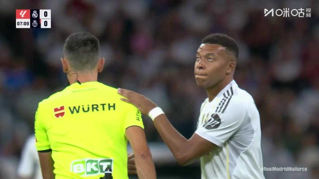 可惜了！阿诺德中场送长传，姆巴佩停球单刀破门越位在先！