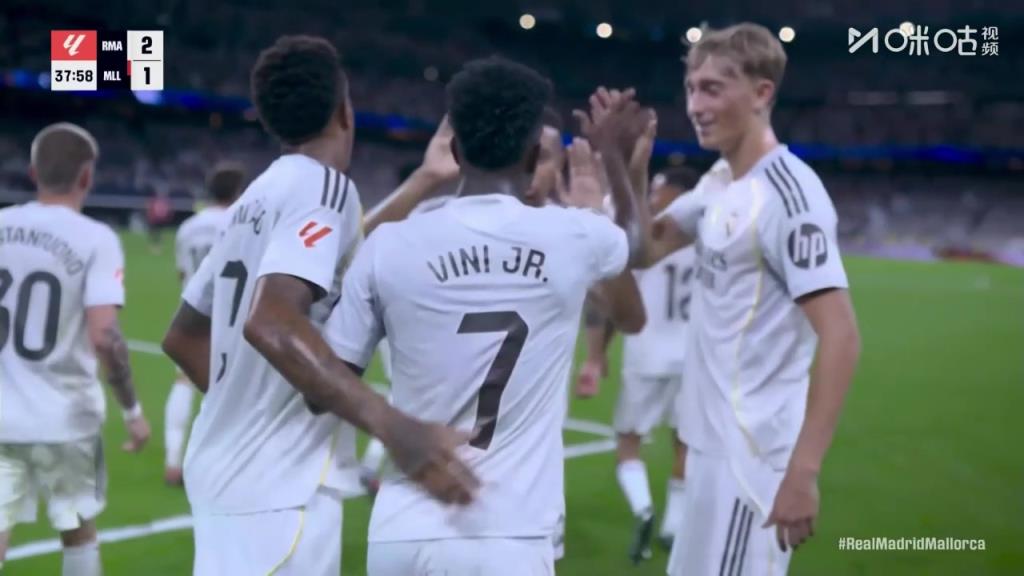 超强个人能力！维尼修斯一条龙推进低射破门！皇马1分钟2球反超