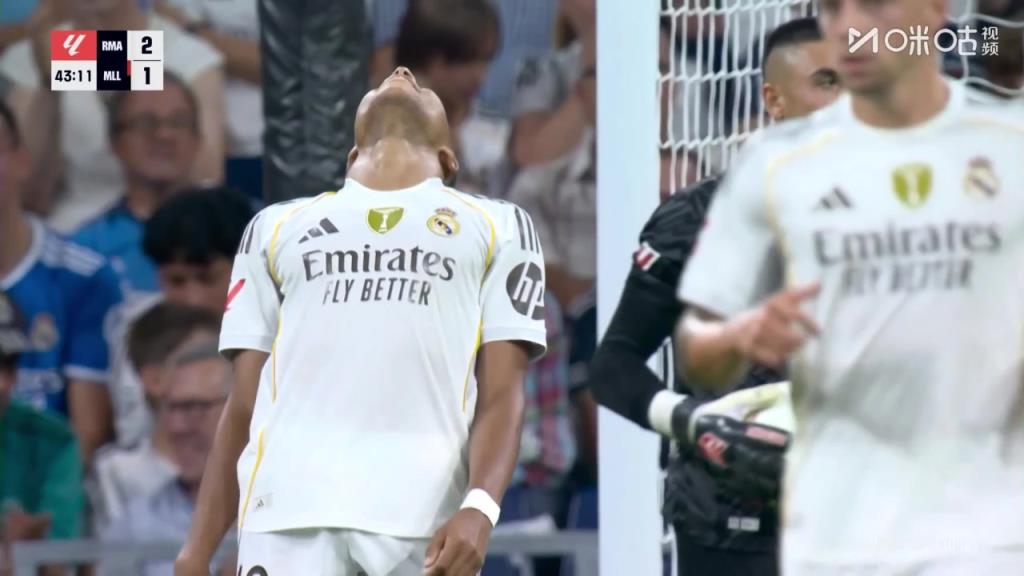 错失良机！居勒尔倒三角传球，姆巴佩左脚射门打呲擦柱而出！