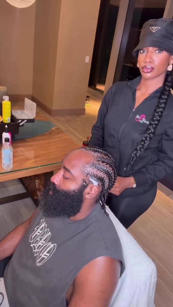 想登哥的莫西干了！女发型师晒帮哈登护理脏辫