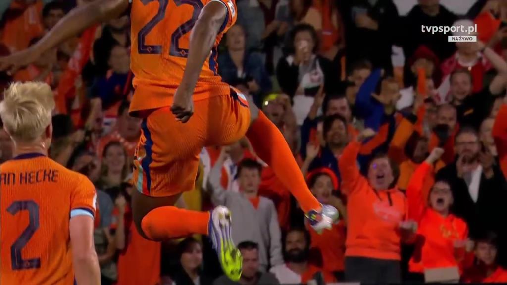 荷兰1-0领先波兰！德佩角球开出，邓弗里斯高高跃起头球破门！