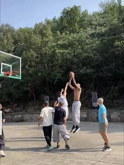 这才是真正的中国行？“高僧”文班少林寺跳投欺负人！出手比筐高