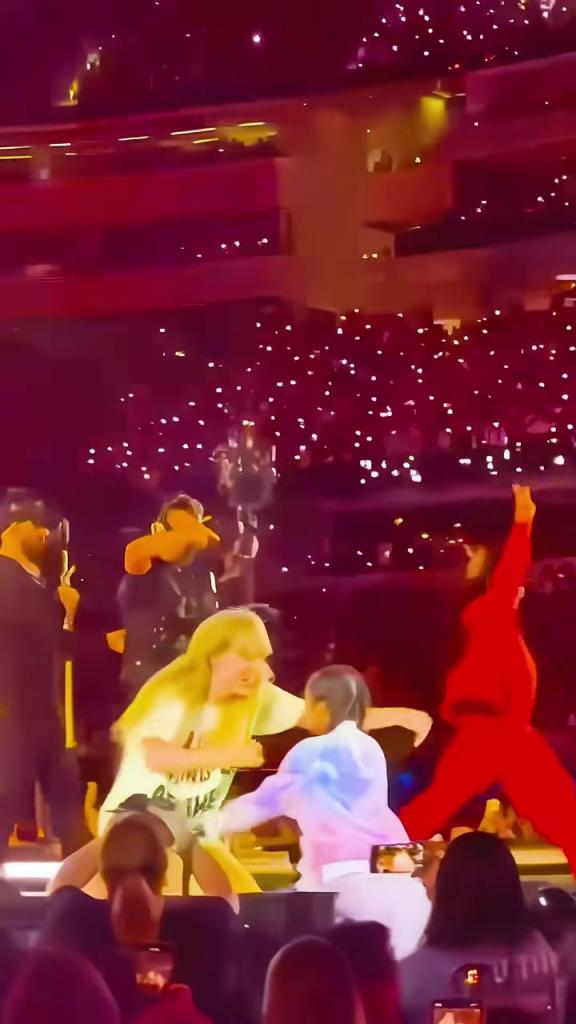 这就是咖位！当霉霉在演唱会现场看到科比女儿弯腰拥抱致意