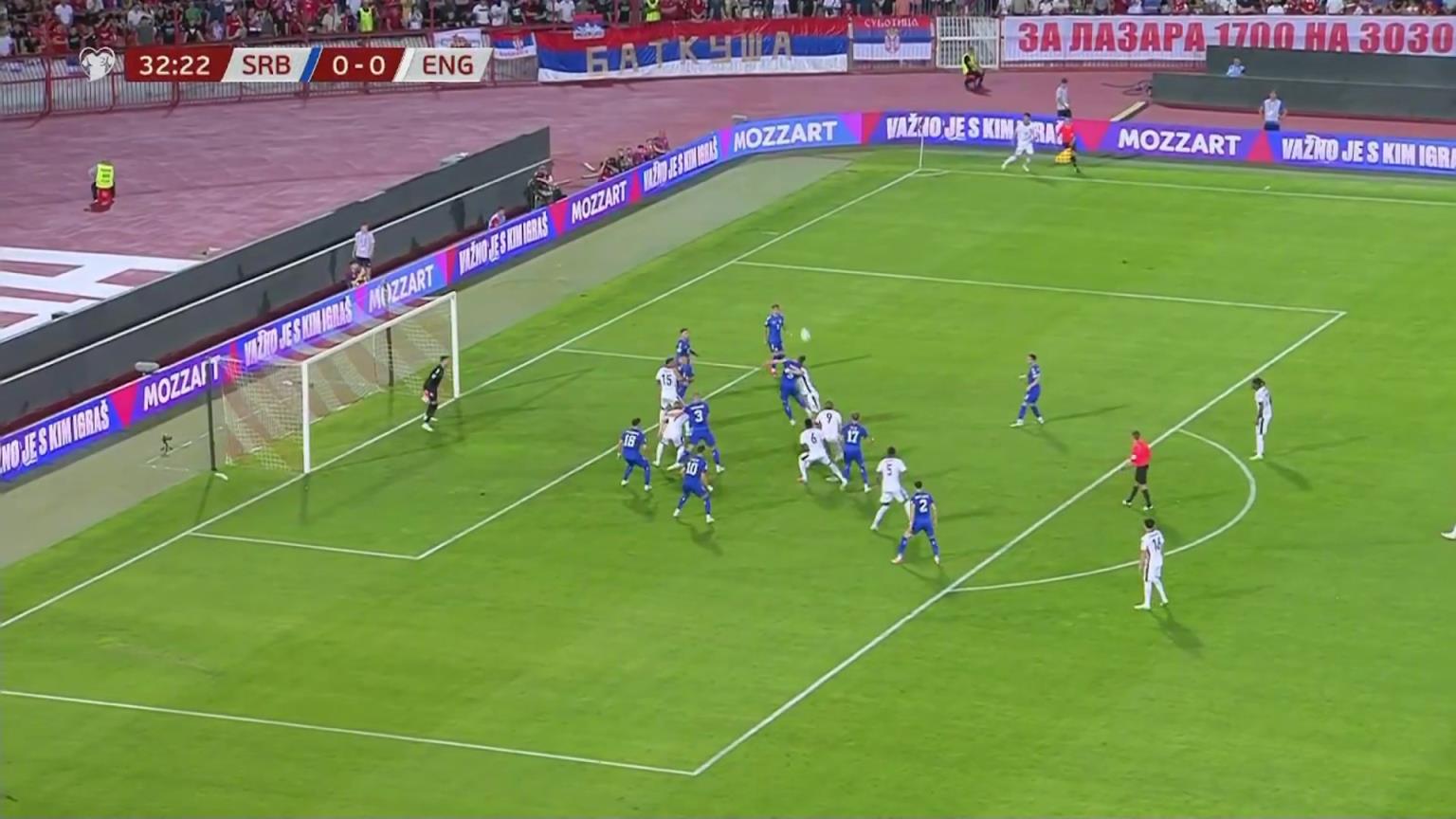 英格兰1-0领先！赖斯角球助攻，凯恩头球破门