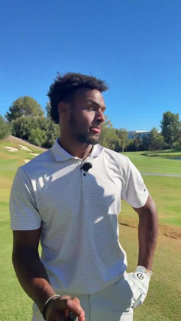 追随父亲的脚步！布朗尼休赛期也开始苦练高尔夫球了