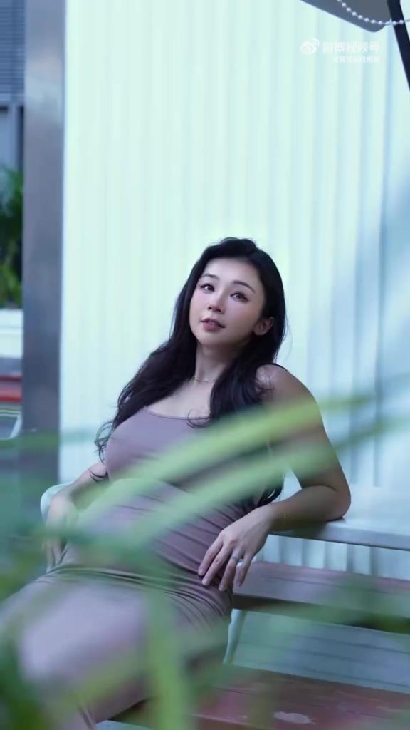 张曼源挺着大肚子走在街头：这么大的事，根本瞒不住了！