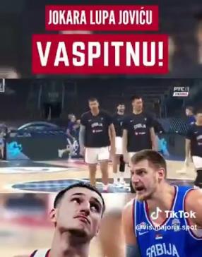 这是发生了甚么？约基奇突然给队友约维奇来了一下，表情不太对劲