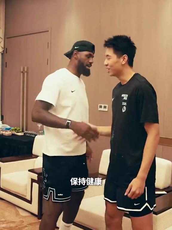崔永熙调侃詹姆斯：老詹，再来五年！老詹听后摇了摇头：NO！