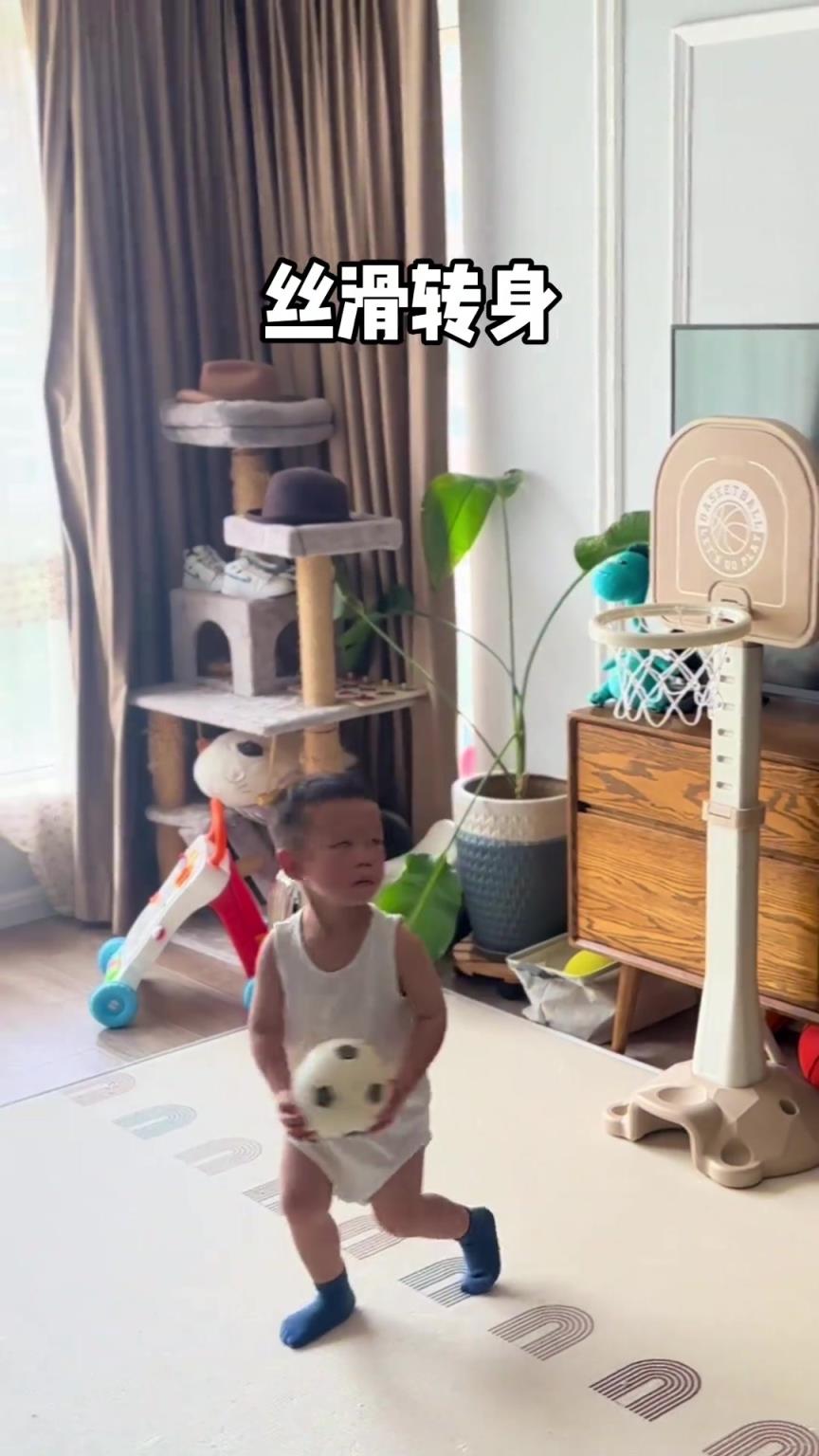 还会扣篮了！哈登点赞的2岁幼童打球 这压腕动作太专业了啊~