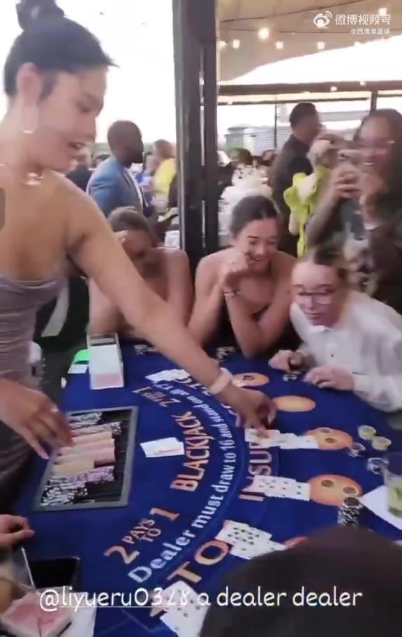 小宝发牌又飒又美李月汝跟队友玩21点！佩奇说被她赢光了！