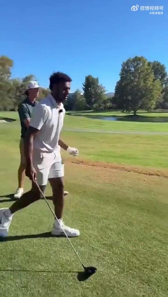 布朗尼休赛期在苦练高尔夫啊！好像打得比爸爸詹姆斯更好？