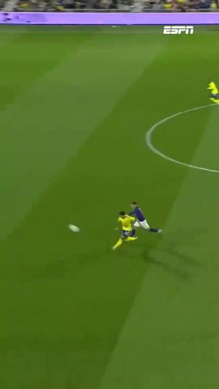 疯狂的足球！荷乙球员回传变超远乌龙，门将回追无果